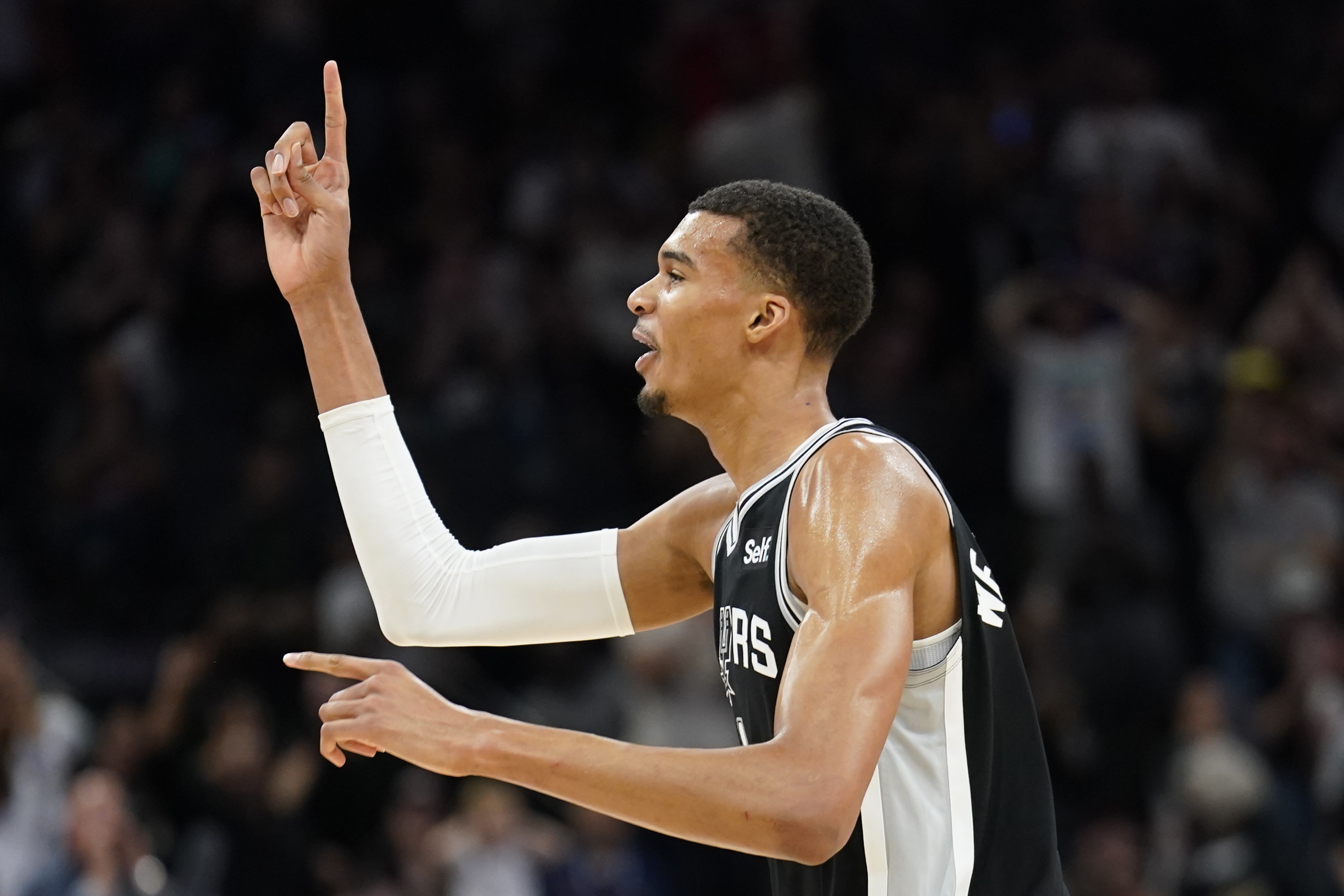 爱游戏官网下载 -包含西亚卡姆在老鹰比赛中赛况扑朔迷离，逆转引发热议！的词条